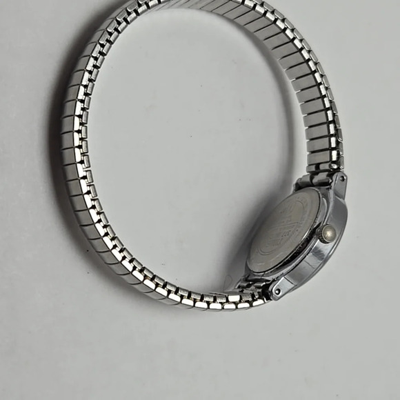 Womens Vintage Timex 22mm Watch Silver Tone Round Stretch Band New Battery - Picture 11 of 12